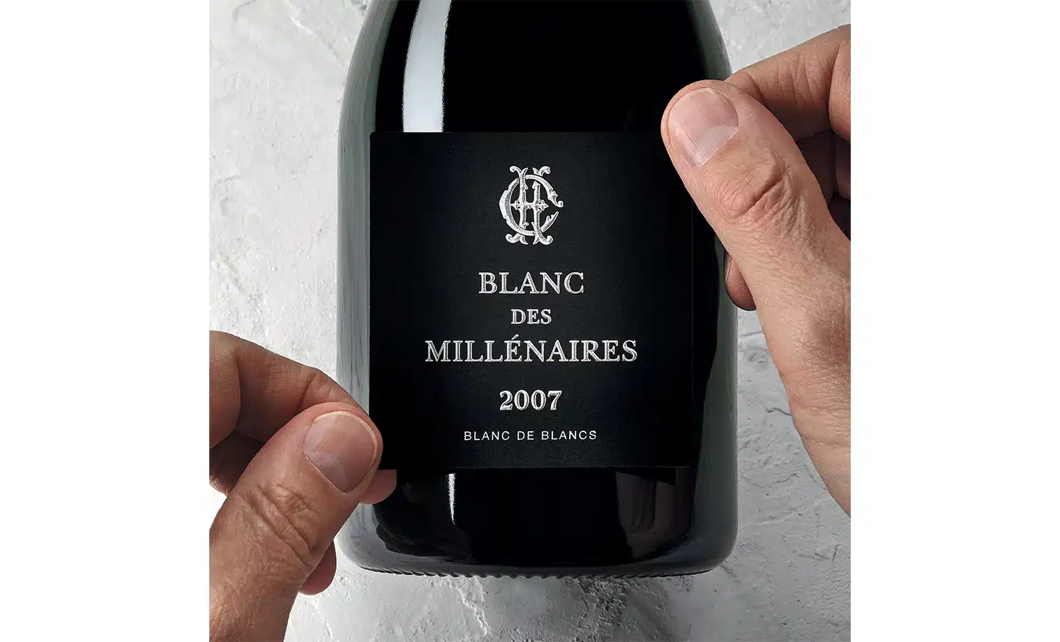 zoom bouteille étiquette main blanc des millénaires